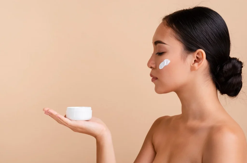 imagem ilustrativa de mulher praticando autocuidado com skincare