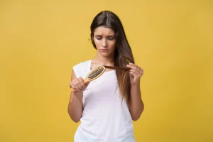 Queda de cabelo feminina.